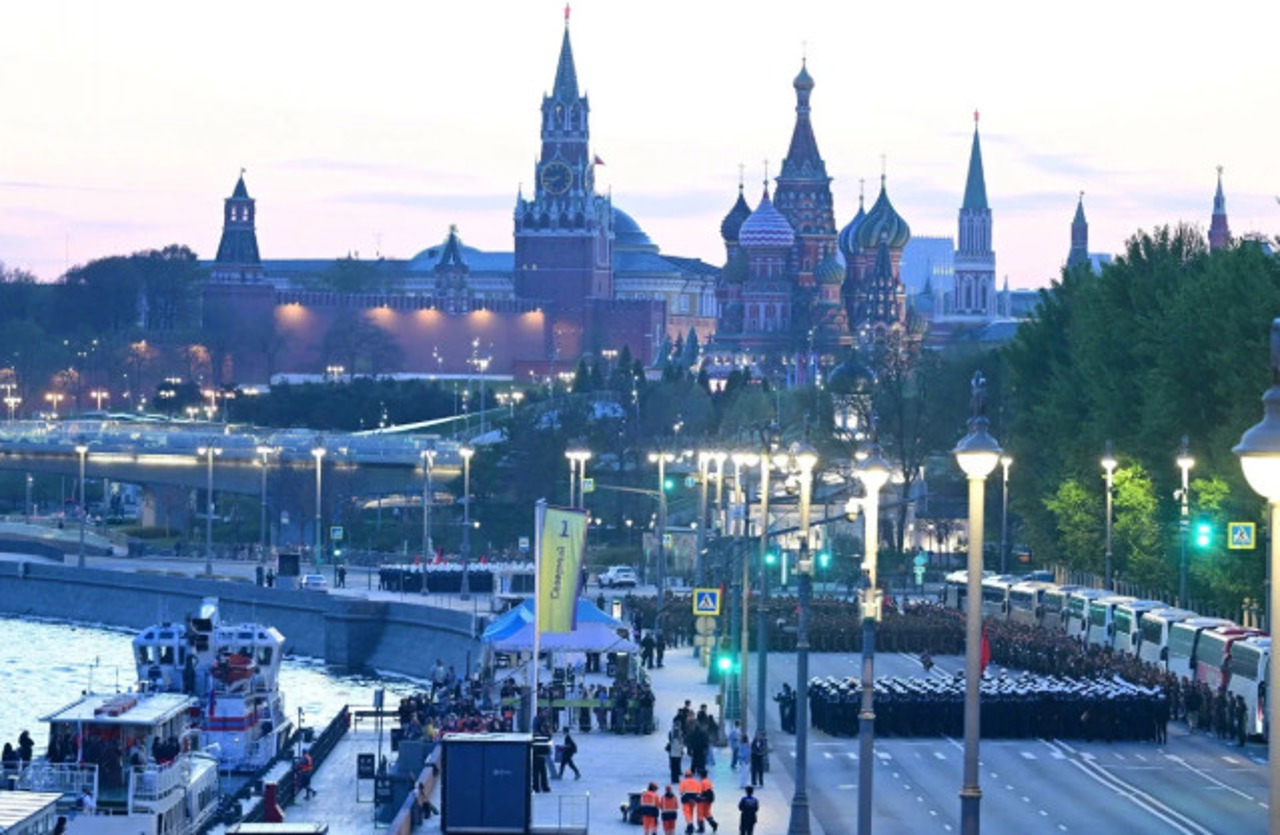 Panicǎ la repetiția Paradei de 9 mai din Moscova: Militarii au fugit spre adăposturi