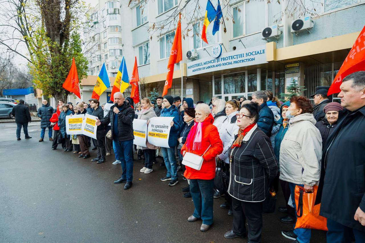 Simpatizanții PSRM acuză Guvernul Munteanu de tăierea compensațiilor în plin sezon rece. Reacția PAS