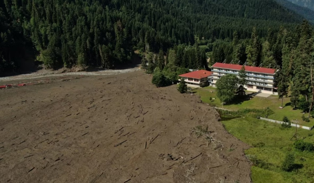 Zeci de persoane au murit în urma unei alunecări de teren în Georgia. 7 august - decretată zi de doliu