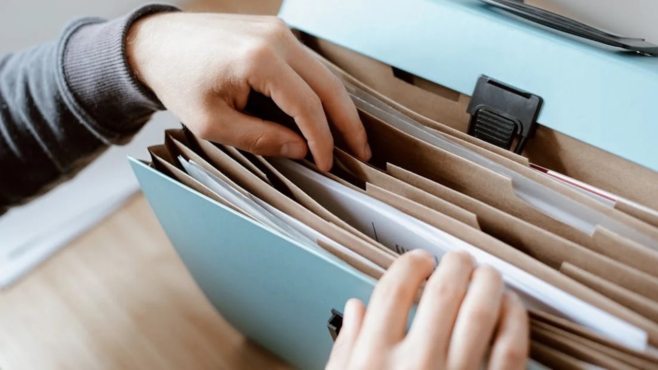 Guvernul obligă instituțiile publice să creeze canale interne de raportare a ilegalităților, indiferent de numărul de angajați
