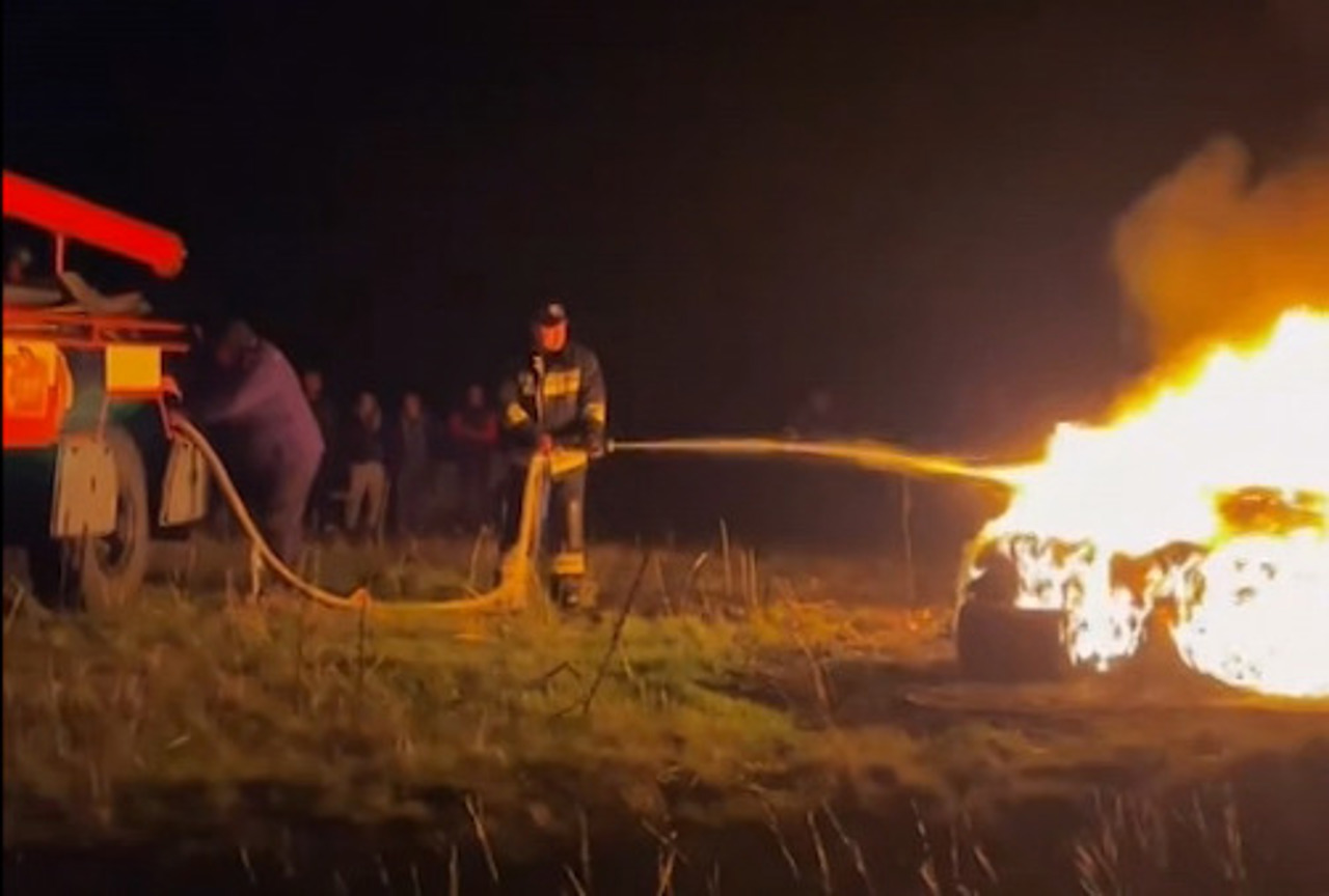 Arderea cauciucurilor de Paște: Zeci de amenzi și intervenții ale pompierilor