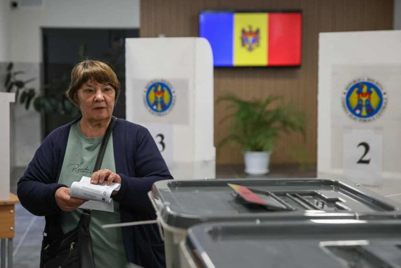 „Din tot răul, am votat tot ce e mai bun”: cetățenii comentează rezultatele alegerilor la Radio Moldova