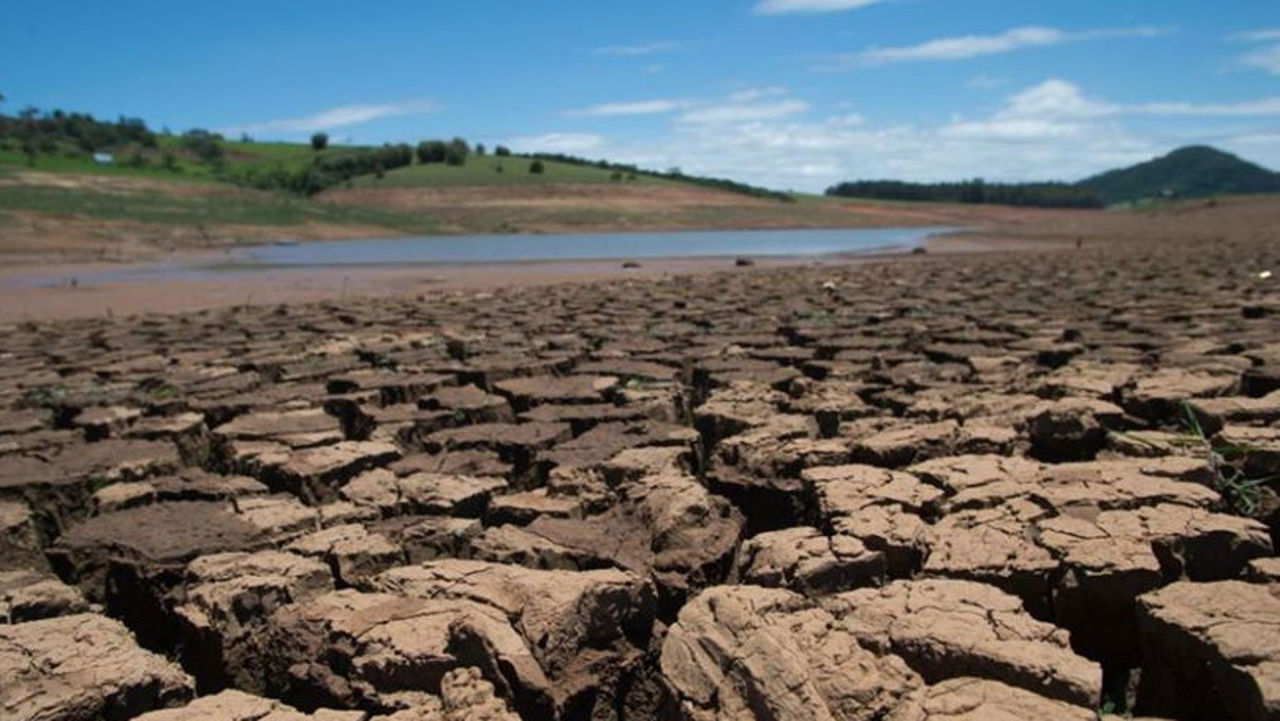 Scădere drastică a nivelului apei în râurile din țară: autoritățile și experții caută soluții pentru a combate efectele secetei și schimbărilor climatice