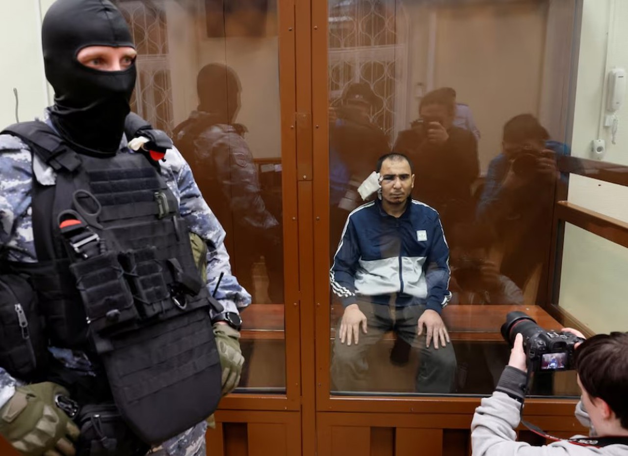 Reuters / Saidakrami Murodali Rachabalizoda, un suspect în atacul armat de la sala de concerte Crocus City Hall, stă în spatele unui perete de sticlă al unei incinte pentru inculpați la tribunalul districtual Basmannîi din Moscova, Rusia, 24 martie 2024