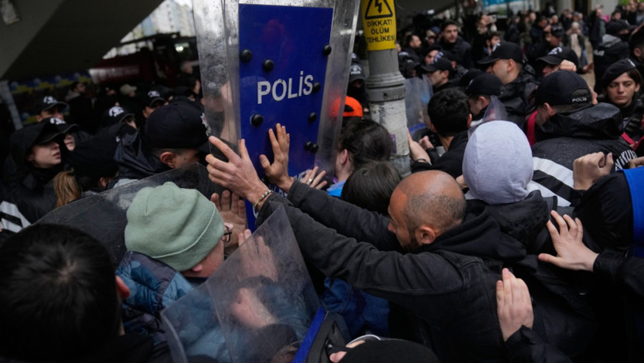 Proteste violente la Istanbul de Ziua Muncii: Circa 370 de oameni au fost arestați  