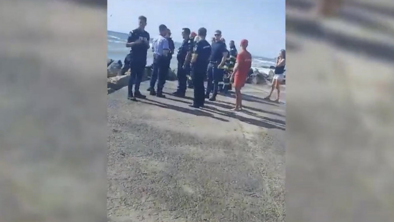 Alertă pe litoralul românesc! O mină marină s-ar fi lovit de un dig în Costinești și a explodat 