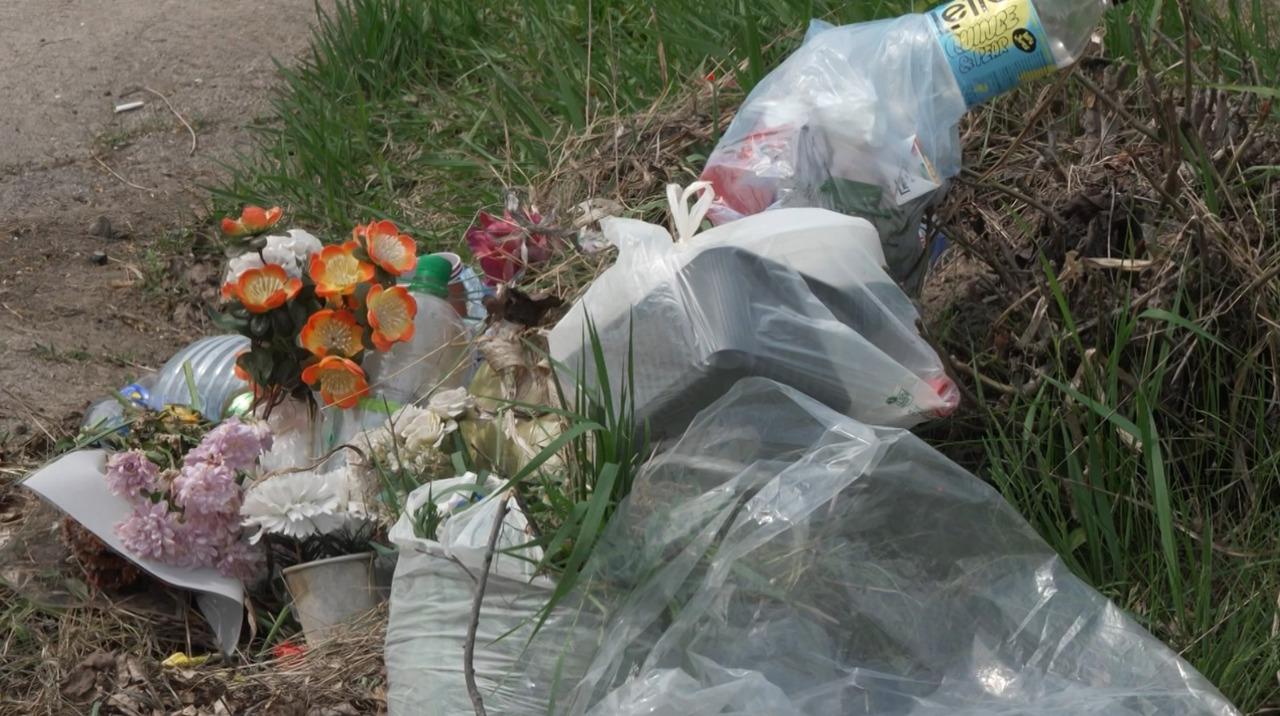 Indisciplină sau infrastructură insuficientă? Cimitirele capitalei, pline de deșeuri