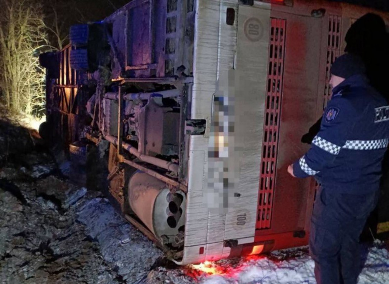 Un autobuz, ce venea din Odessa, s-a răsturnat în raionul Anenii Noi
