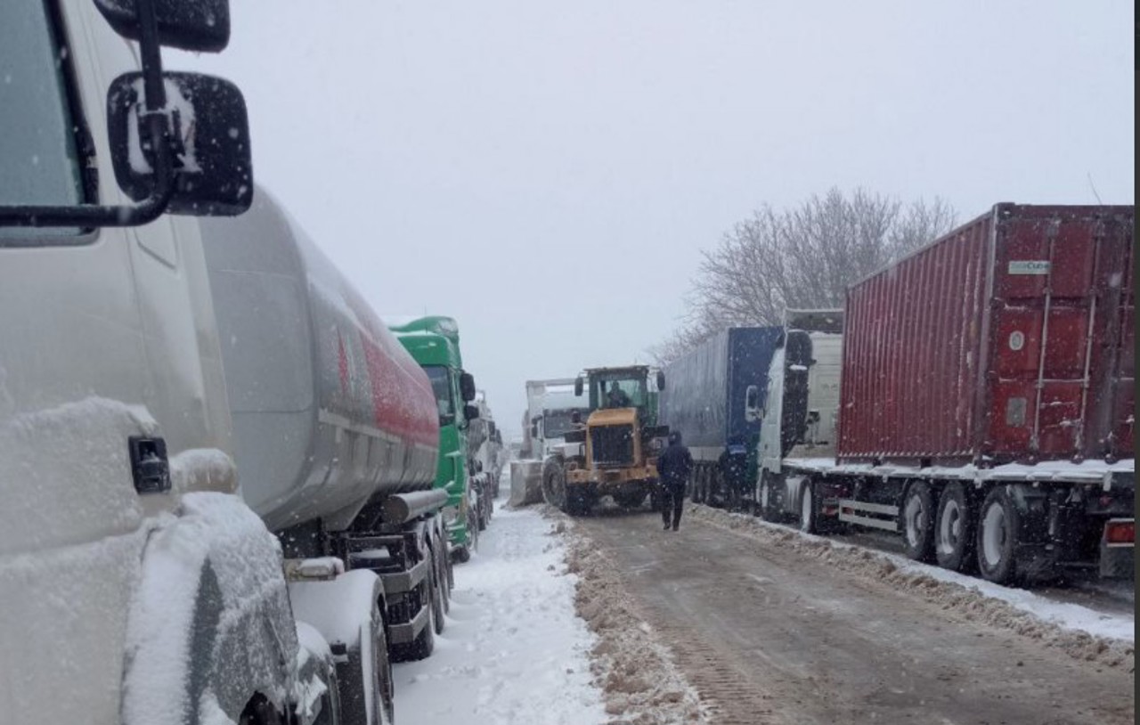 Mai multe vehicule de tonaj au rămas blocate în urma ninsorilor abundente în sudul țării