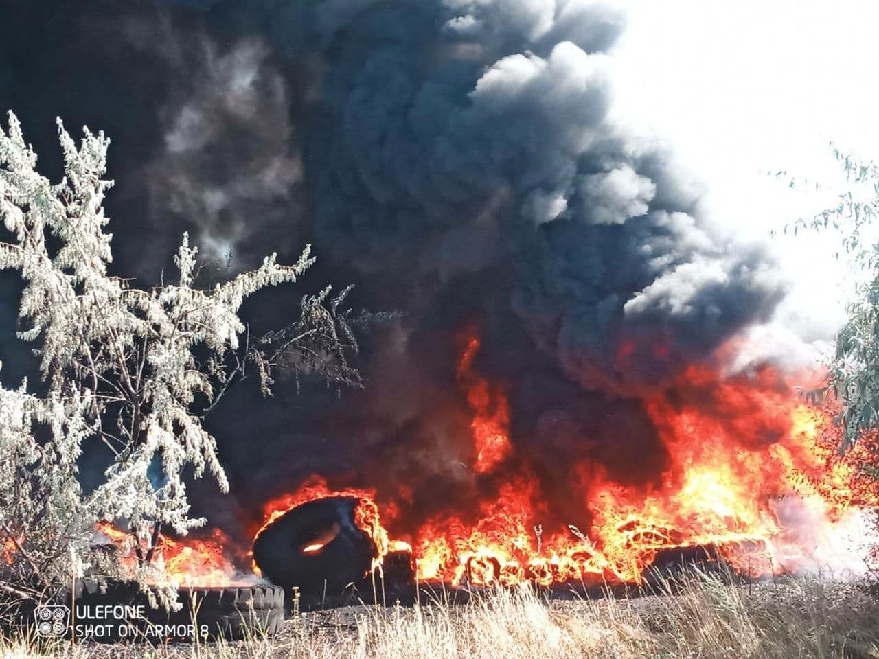 FOTO Incendiu în apropierea carierei din Micăuți, raionul Strășeni. Cinci echipe de pompieri, la fața locului