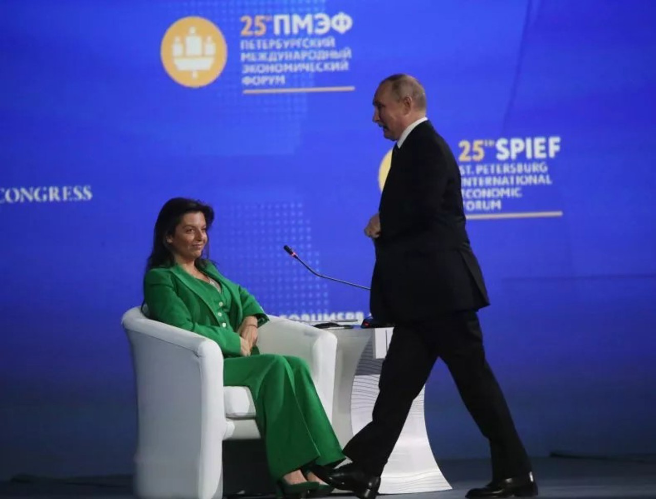 Getty Images // Președintele rus Vladimir Putin și redactorul-șef al companiei de televiziune RT Margarita Simonyan în timpul Forumului Economic de la Sankt Petersburg SPIEF 2022