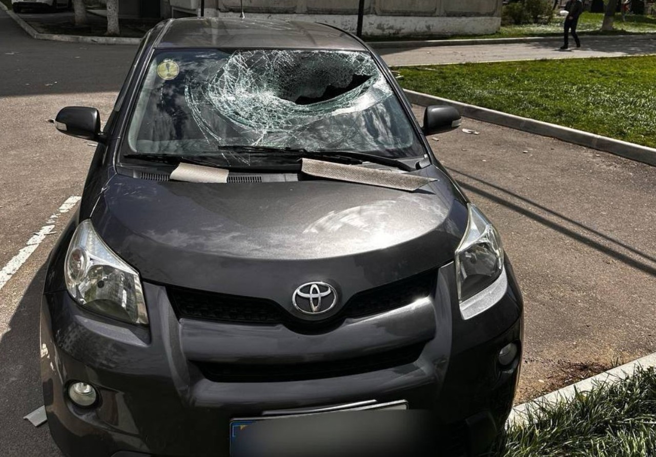 Consecințele vântului puternic: Drumuri blocate de copaci doborâți, pomi căzuți peste mașini și puncte de trecere a frontierei blocate  