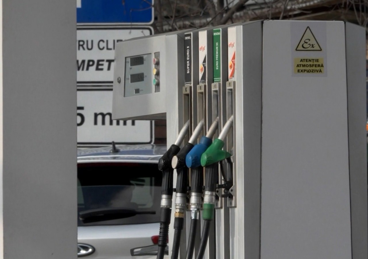 Motorina se apropie de pragul de 33 de lei, iar benzina se ieftinește