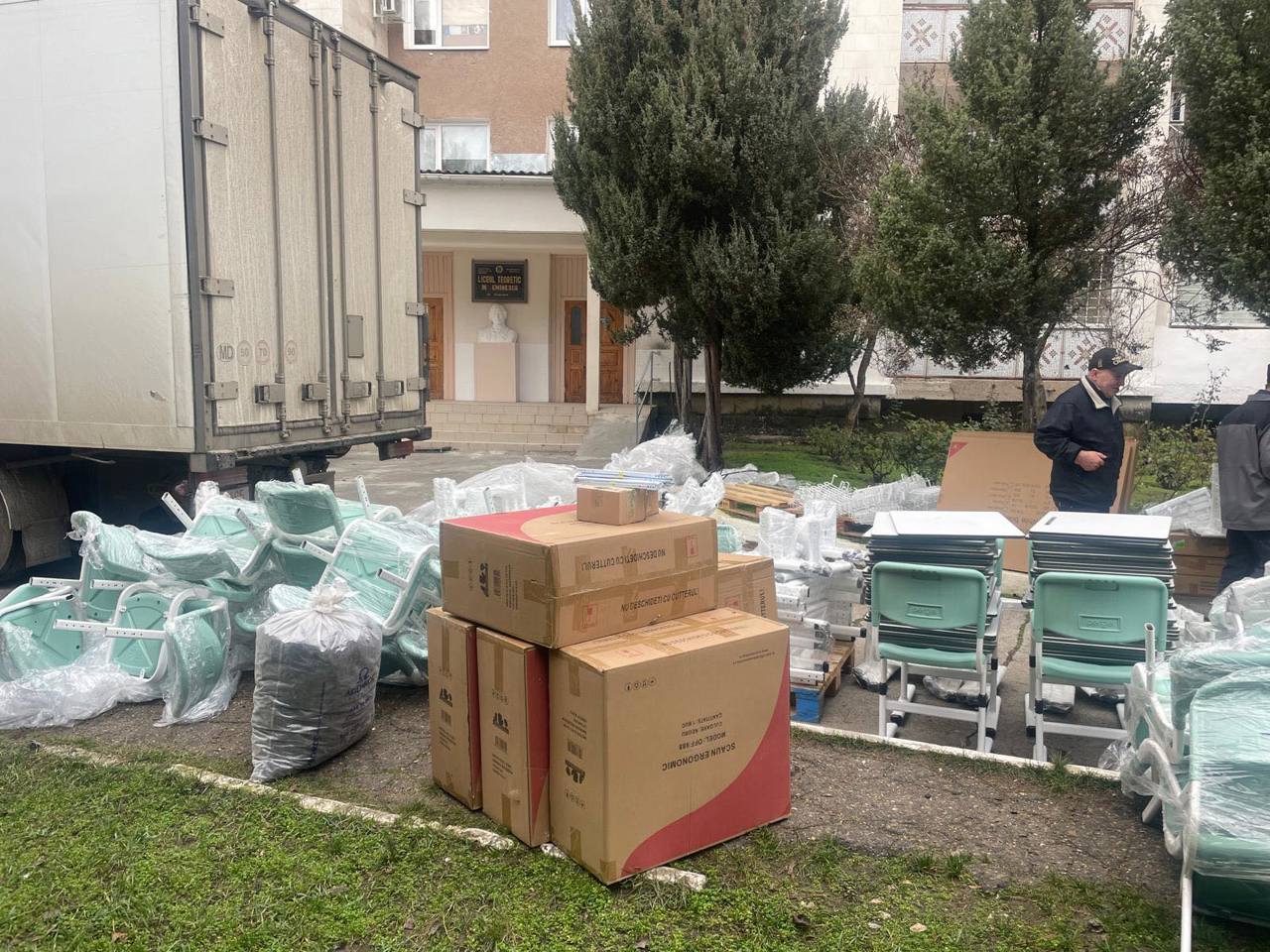 Școli din R. Moldova, dotate cu mobilier nou procurat de Guvernul României