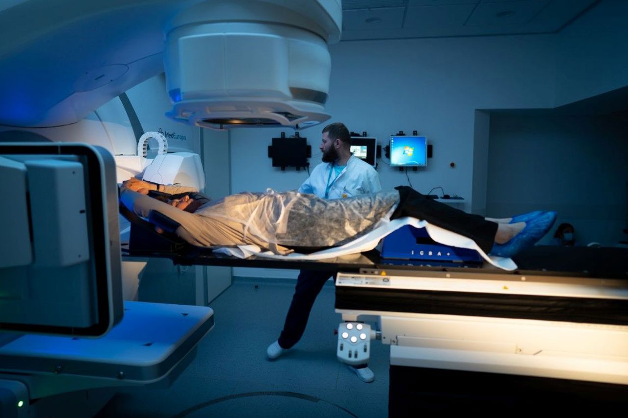 Radioterapia, la limită în Moldova: doar trei aparate pentru sute de pacienți, zilnic