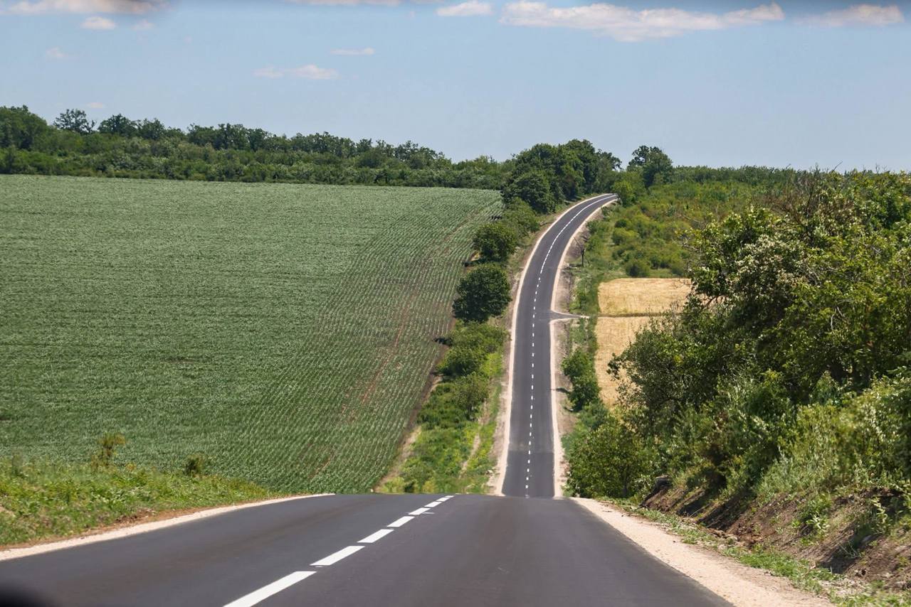 Drumurile din 132 de localități vor fi modernizate prin programul „Europa este aproape”