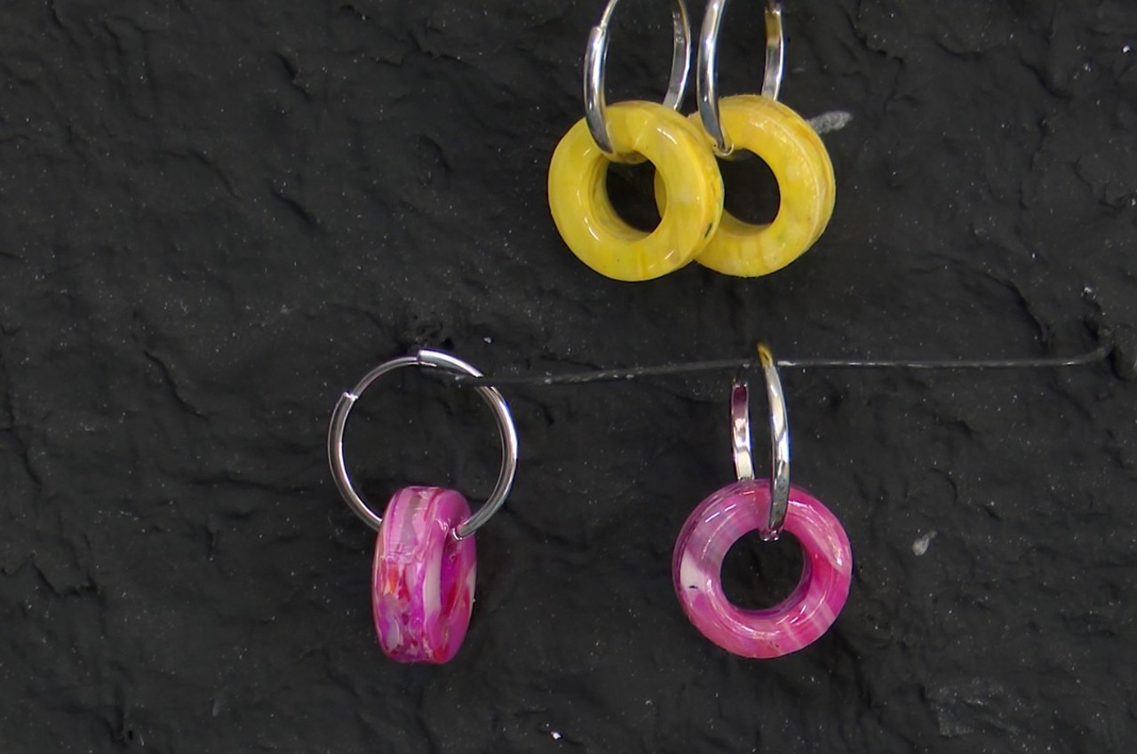 Două antreprenoare din capitală transformă deșeurile în bijuterii sau mobilier