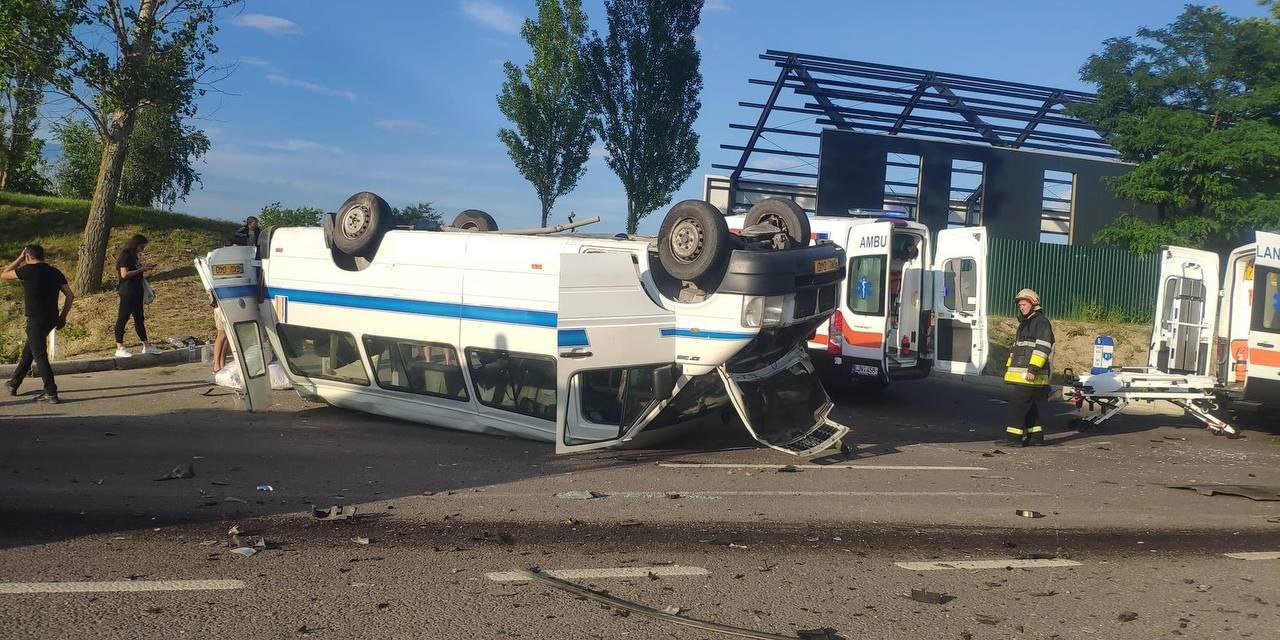 Grav accident la Strășeni. O persoană a decedat, iar 9 persoane au fost transportate la spital 