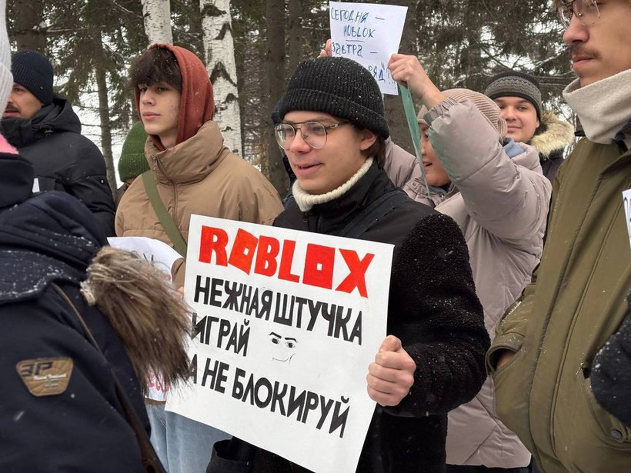 Tomsk: Rușii protestează împotriva interzicerii platformei de jocuri Roblox
