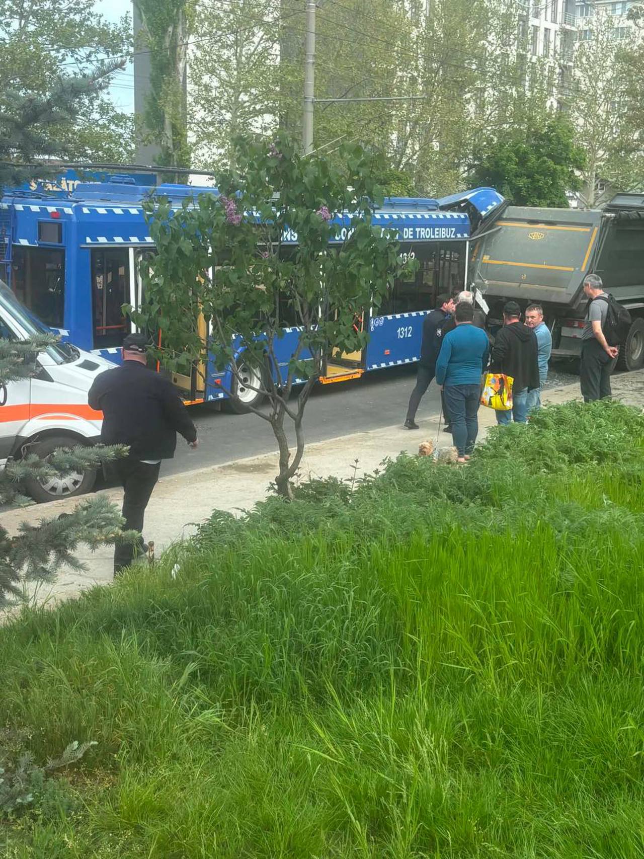 Mai mulți răniți după un accident în capitală cu implicarea unui troleibuz: Mai multe ambulante sunt la fața locului