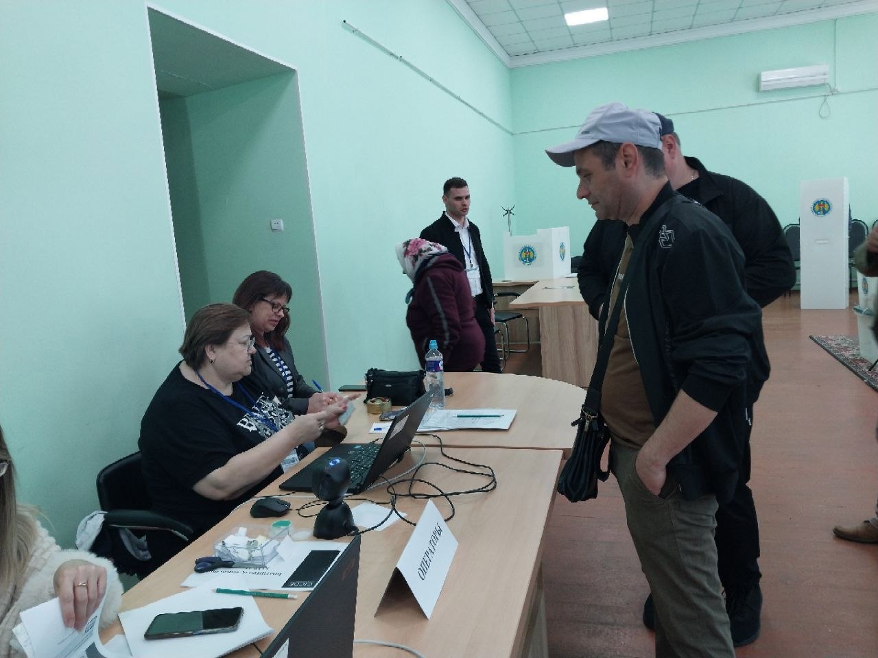 Locuitorii din mai multe sate își aleg primarii: Peste 10.400 de persoane au votat până la ora 12:00  