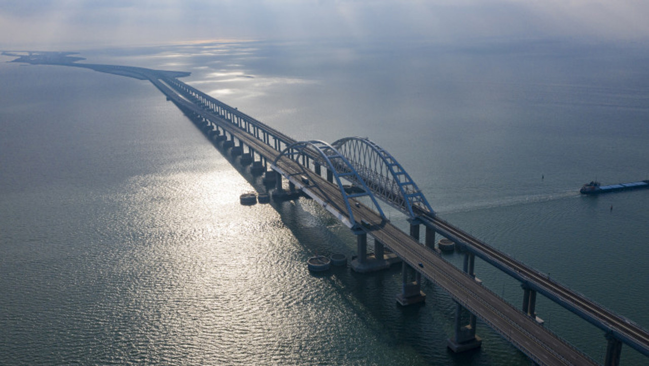 UK: Russia builds underwater barrier to defend Crimea bridge