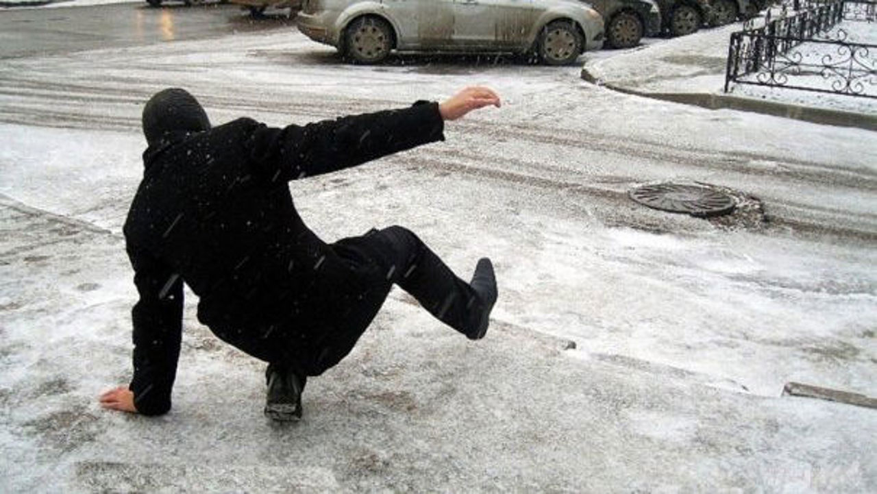 Более ста человек попали в больницу после падения на льду