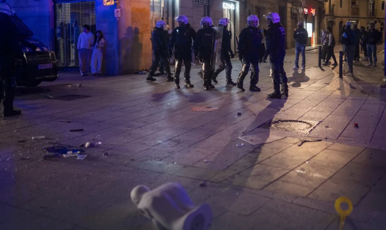 Spania: Peste 120 de persoane, printre care și minori, arestate pentru acte de vandalism și jafuri 