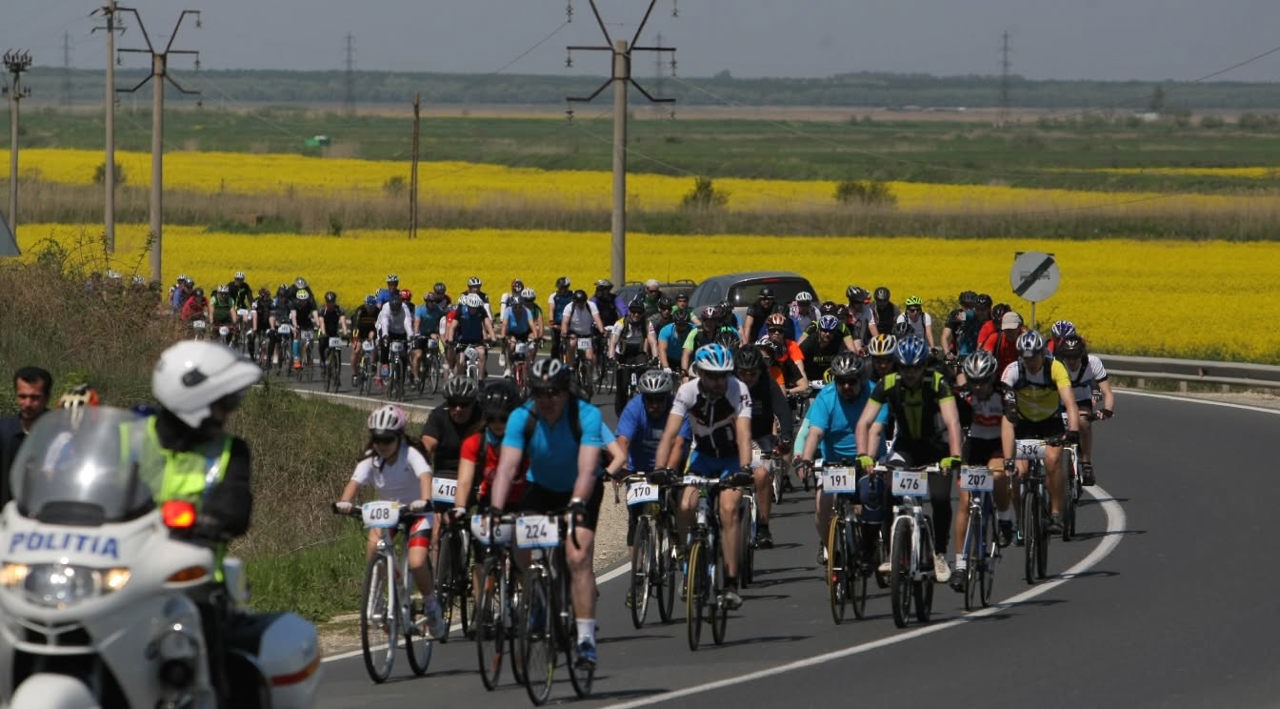 Mobilitate ecologică și siguranță: zeci de cicliști din România au pedalat de la Iași până la Chișinău