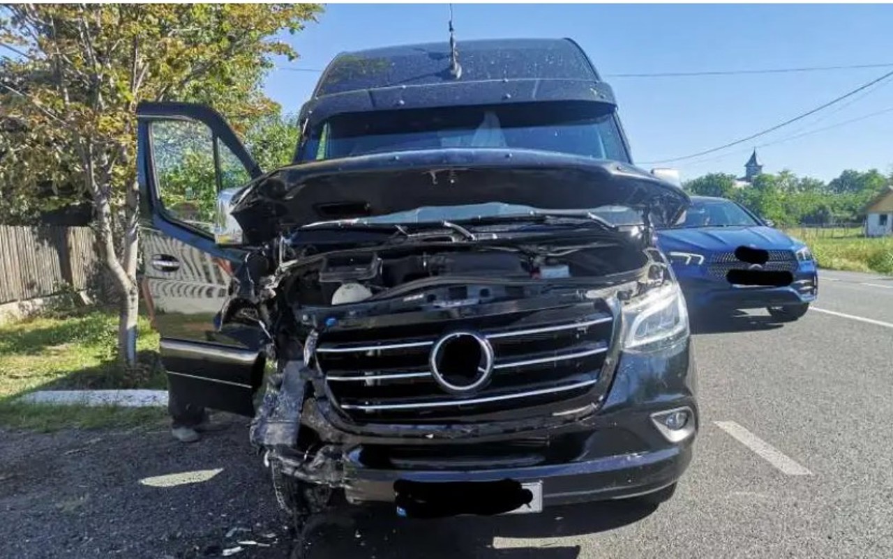 Un microbuz de linie Chișinău-București, implicat într-un accident în România