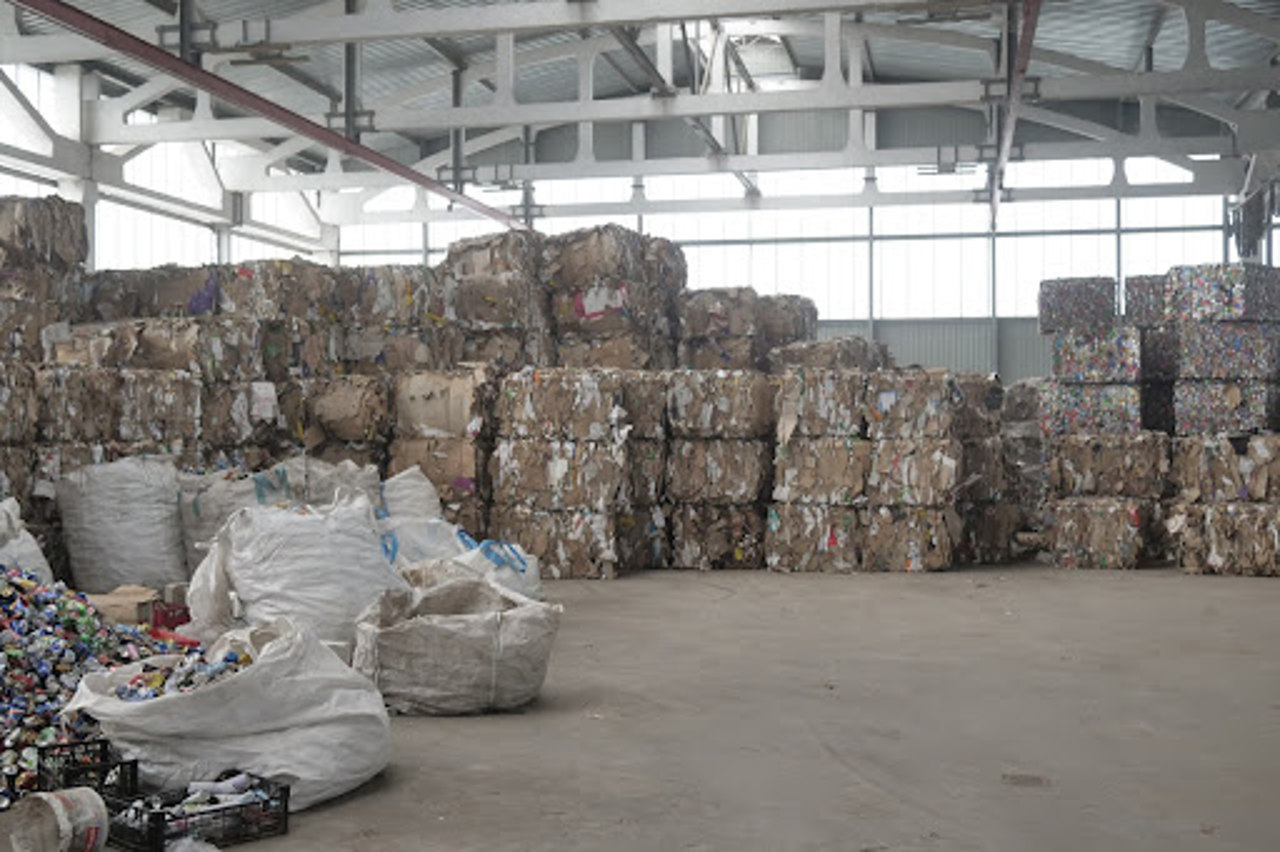 Nereguli la un centru de sortare a deșeurilor din Sângera: Autorizația de funcționare ar putea fi suspendată