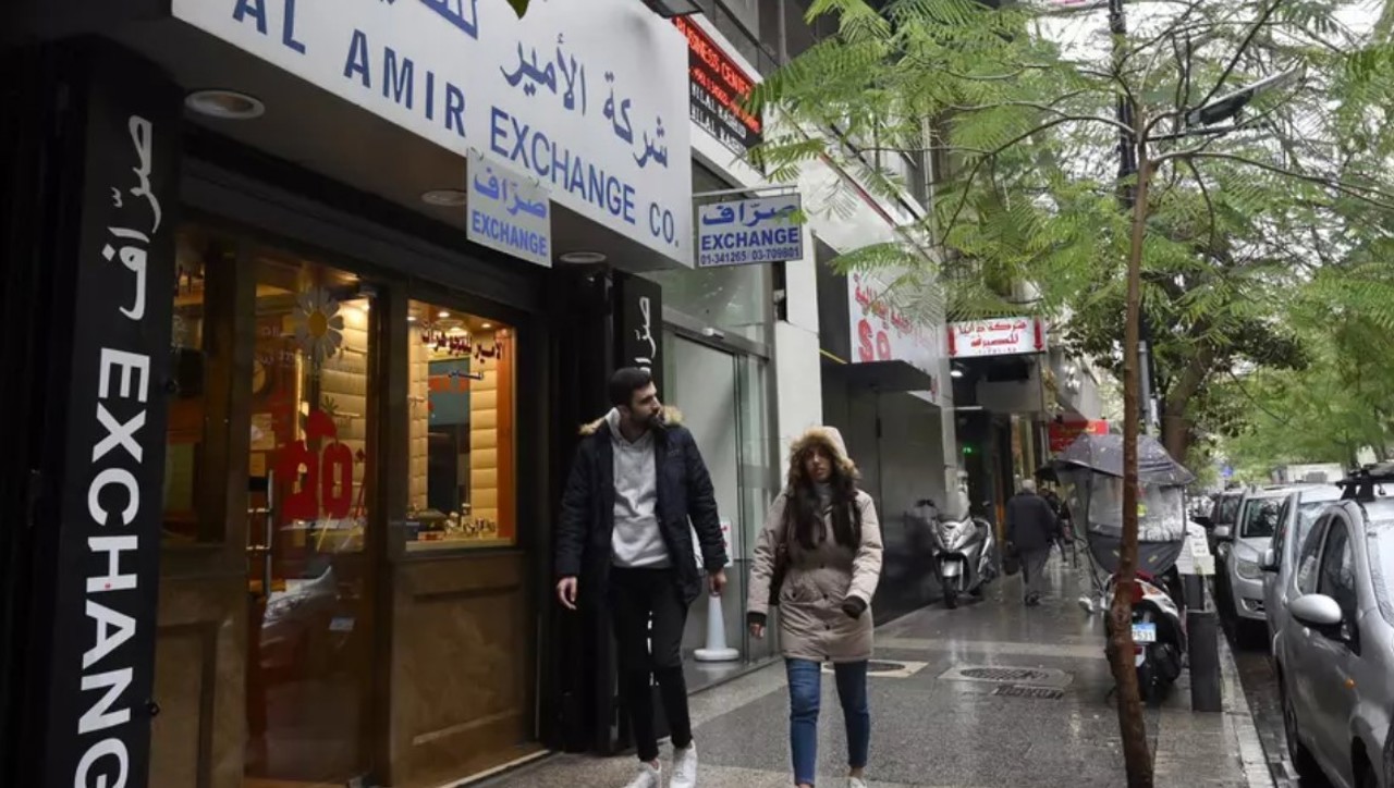 Жители Ливана проснулись в воскресенье в двух разных часовых поясах из-за религиозных различий