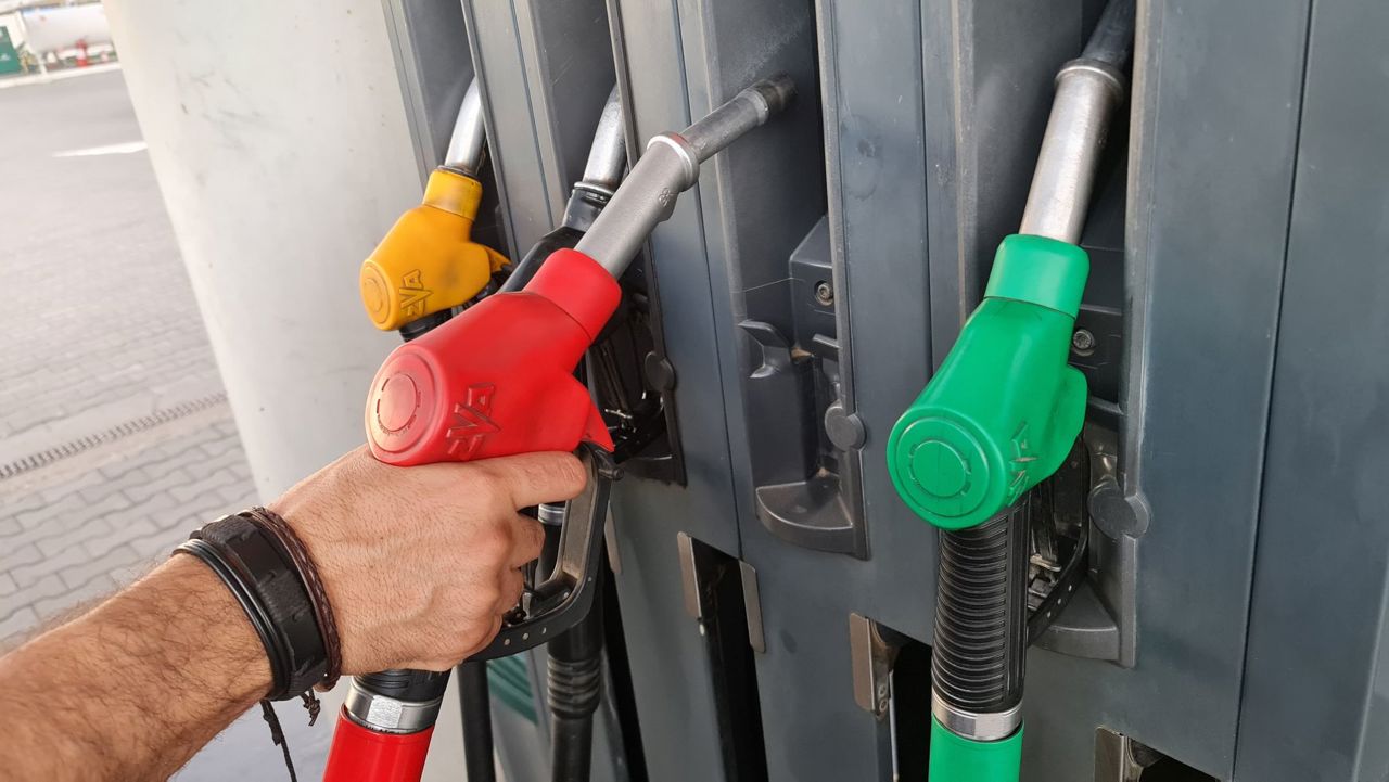 Carburanții, tot mai ieftini! Expert: Cetățenii vor începe a simți cu adevărat aceste schimbări abia în lunile iunie-iulie