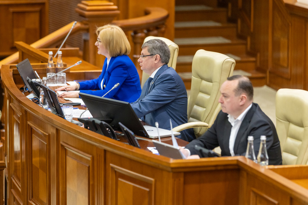 Circa 870 de mii moldoveni pot revendica pensii în diasporă: Parlamentul ratifică acordul cu Slovacia, urmează Canada și Ucraina