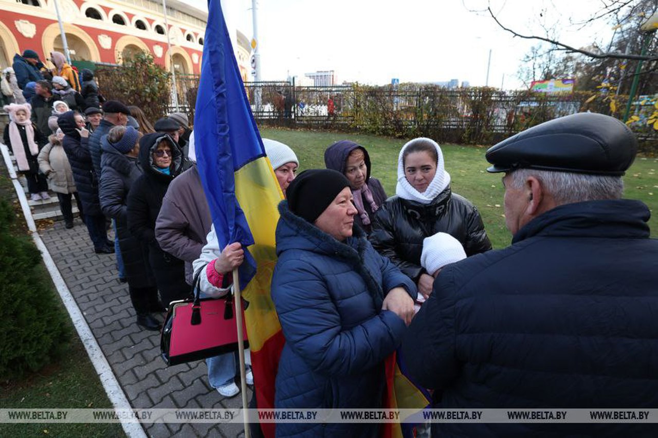 MAE, despre cozile mari la unele secții de votare din străinătate: „Funcționarii electorali gestionează situația”