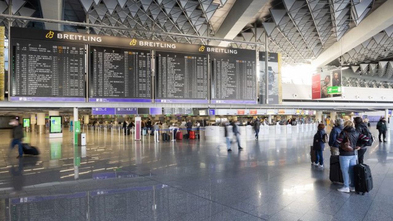 Angajații marilor aeroporturi din Germania intră în grevă