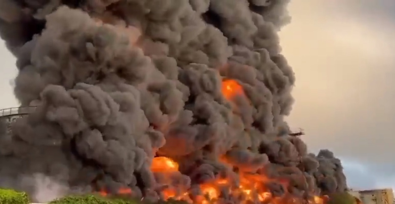 Сильный пожар на резервуаре для хранения топлива в Севастополе