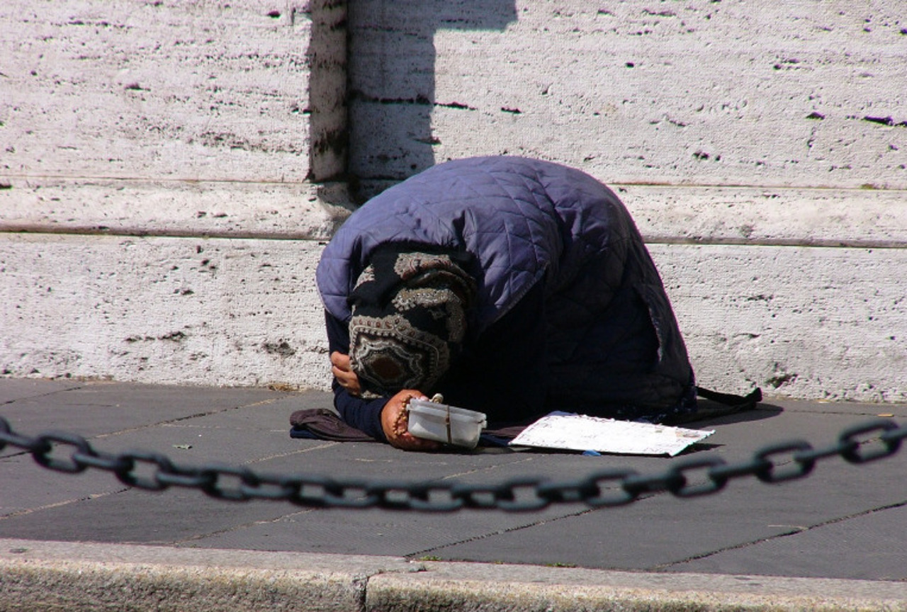 VIDEO | "Disabled" beggars walk during police checks