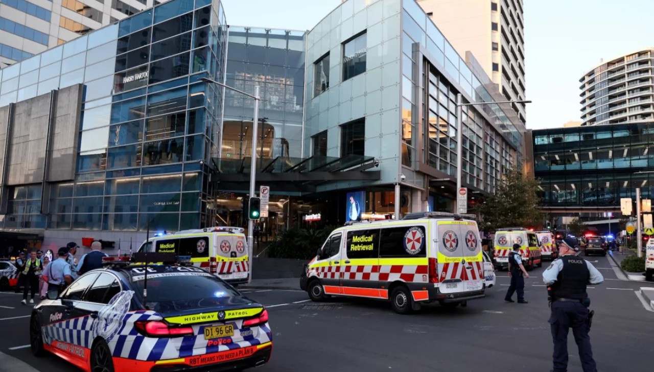 Cinci persoane au murit după ce au fost înjunghiate într-un centru comercial din Sydney. Atacatorul, împușcat