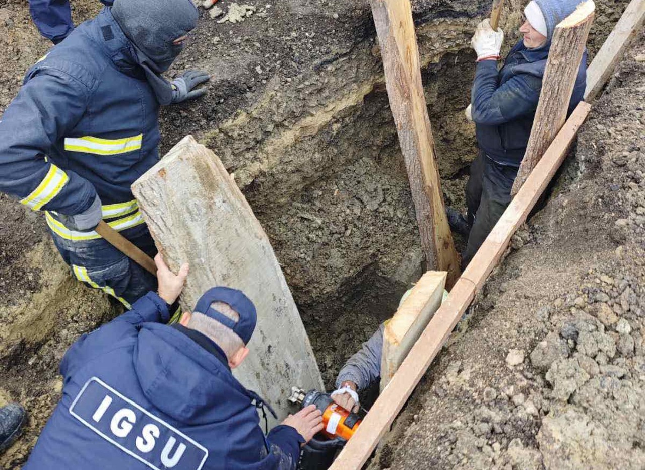 Incident la Hâncești: pompierii au salvat un bărbat blocat sub pământ, în timpul săpăturilor la o rețea de canalizare