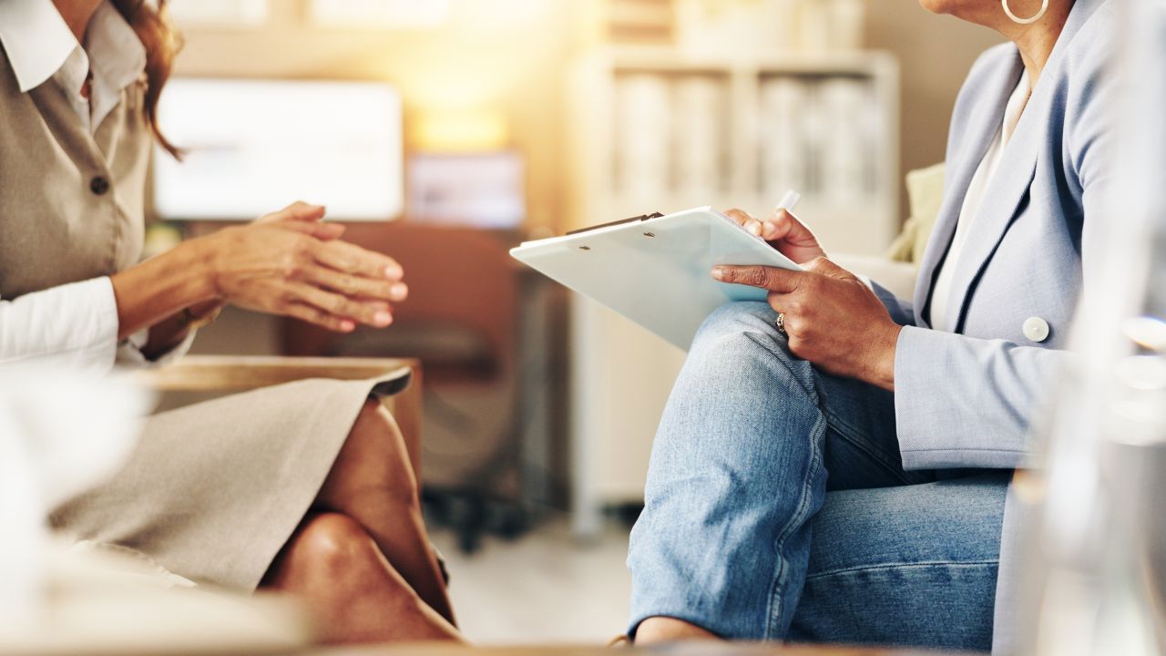 Semnalele care anunță un suicid: Cum pot familia și colegii de muncă să salveze persoanele aflate în situații la limită