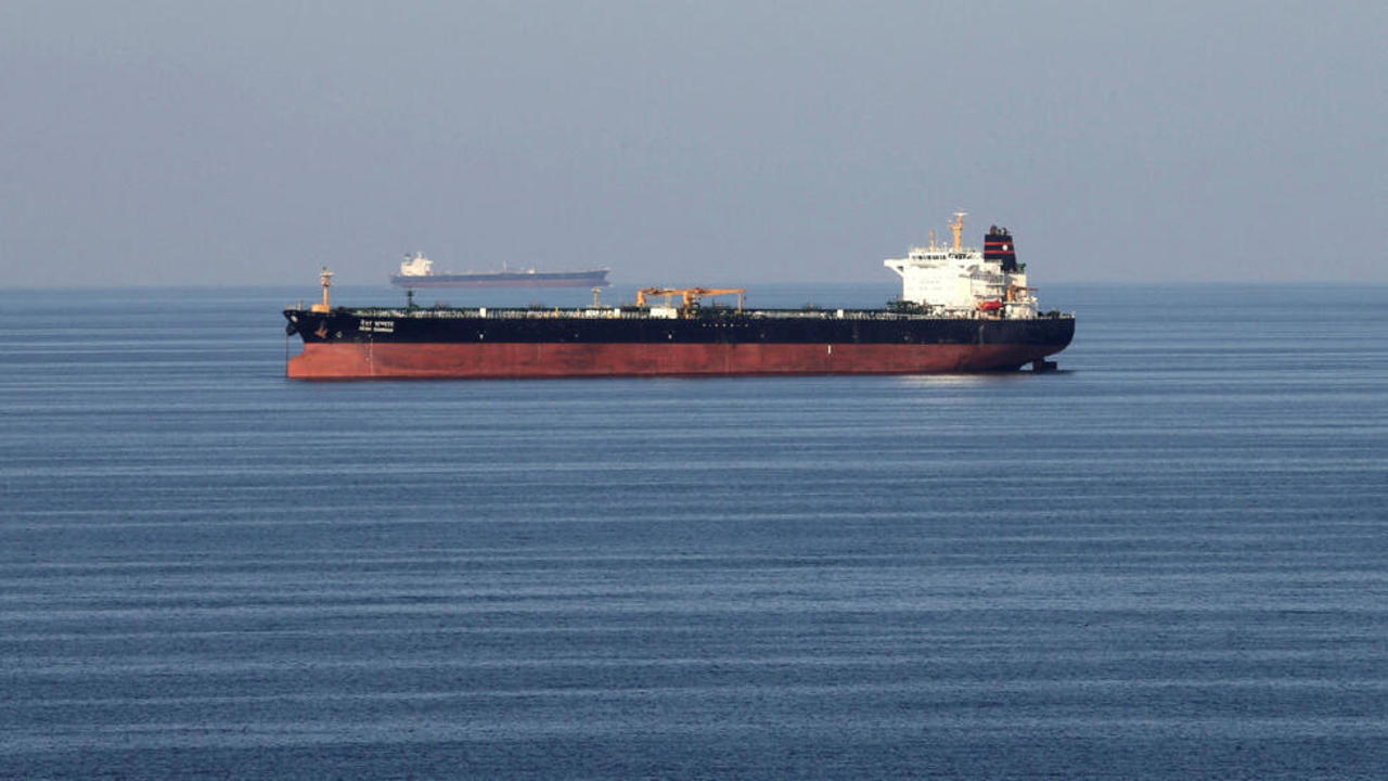 Posibilă blocadă a Strâmtorii Ormuz: Impact major asupra pieței globale a petrolului