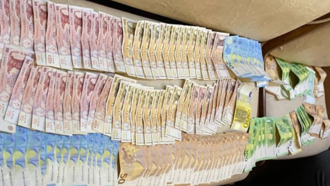 Două persoane, amenințate cu simboluri funerare și șantajate să transfere zeci de mii de euro escrocilor: Opt indivizi, cercetați penal