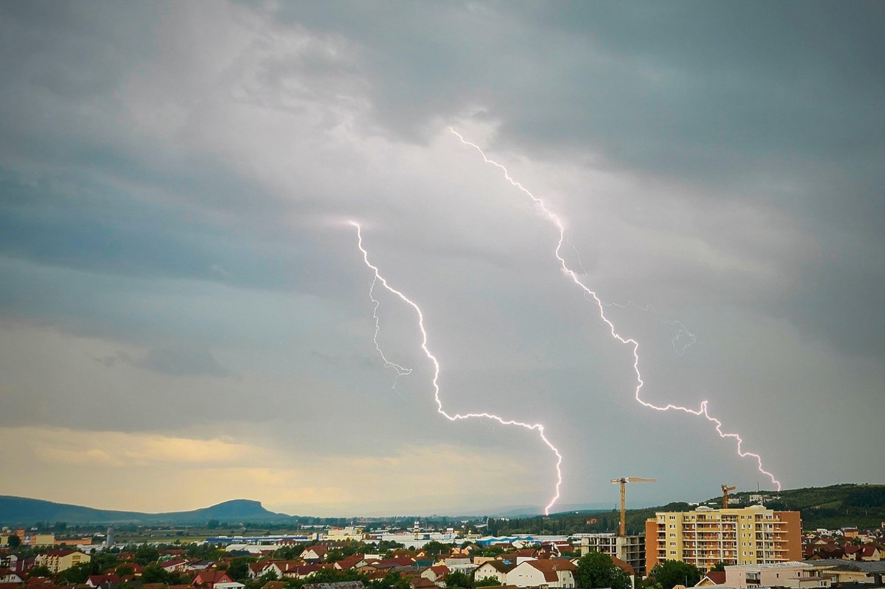 Cod galben de instabilitate atmosferică: Izolat vor cădea ploi puternice cu grindină