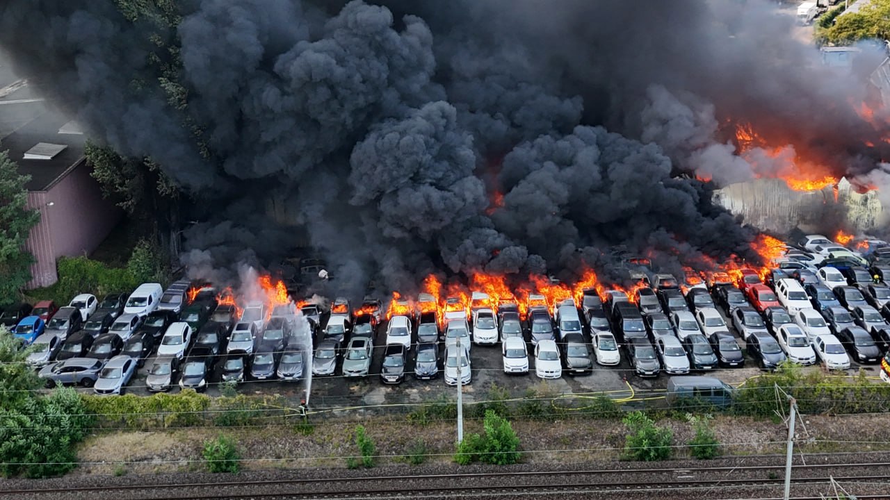 Incendiu de proporții în apropierea celui mai mare aeroport al Franței