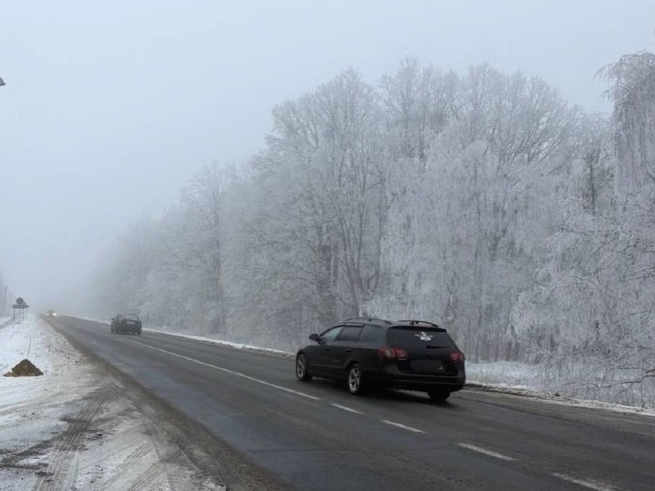 Atenție, ceață și lunecuș! Poliția: Se circulă cu dificultate pe unele porțiuni de drum 