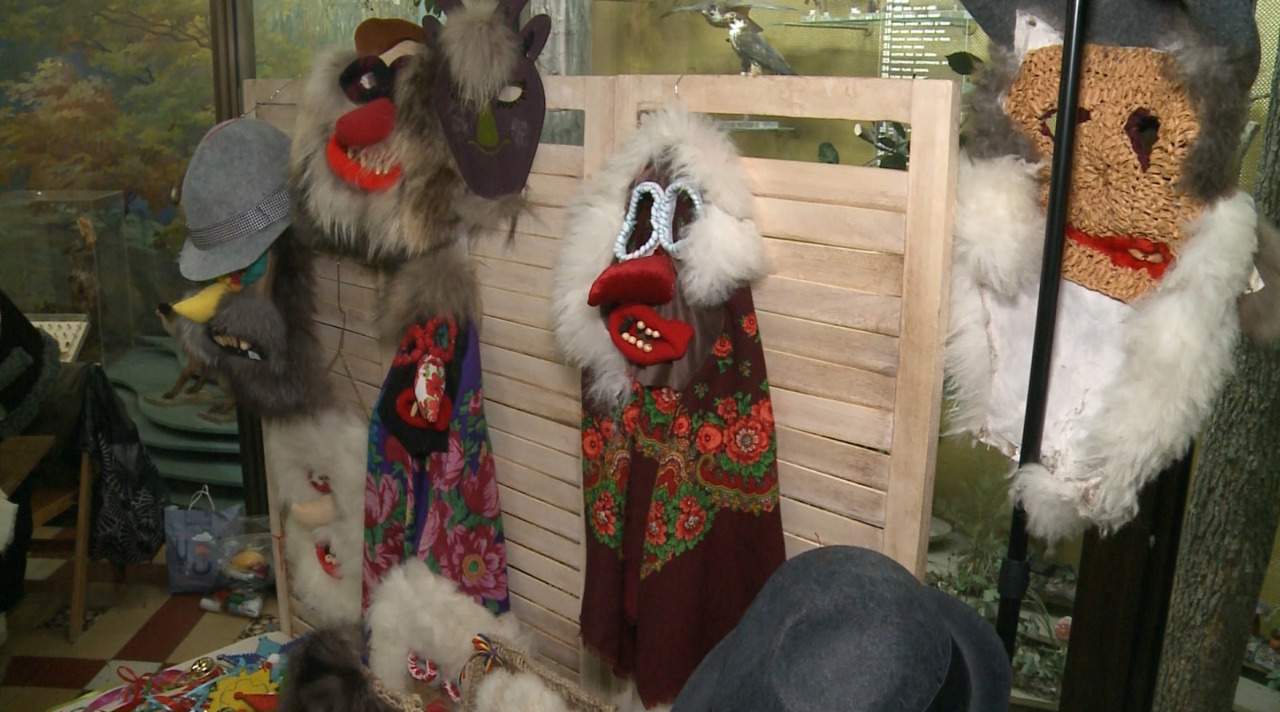 Meșteșugul care unește culturi: măști populare create de refugiați ucraineni 