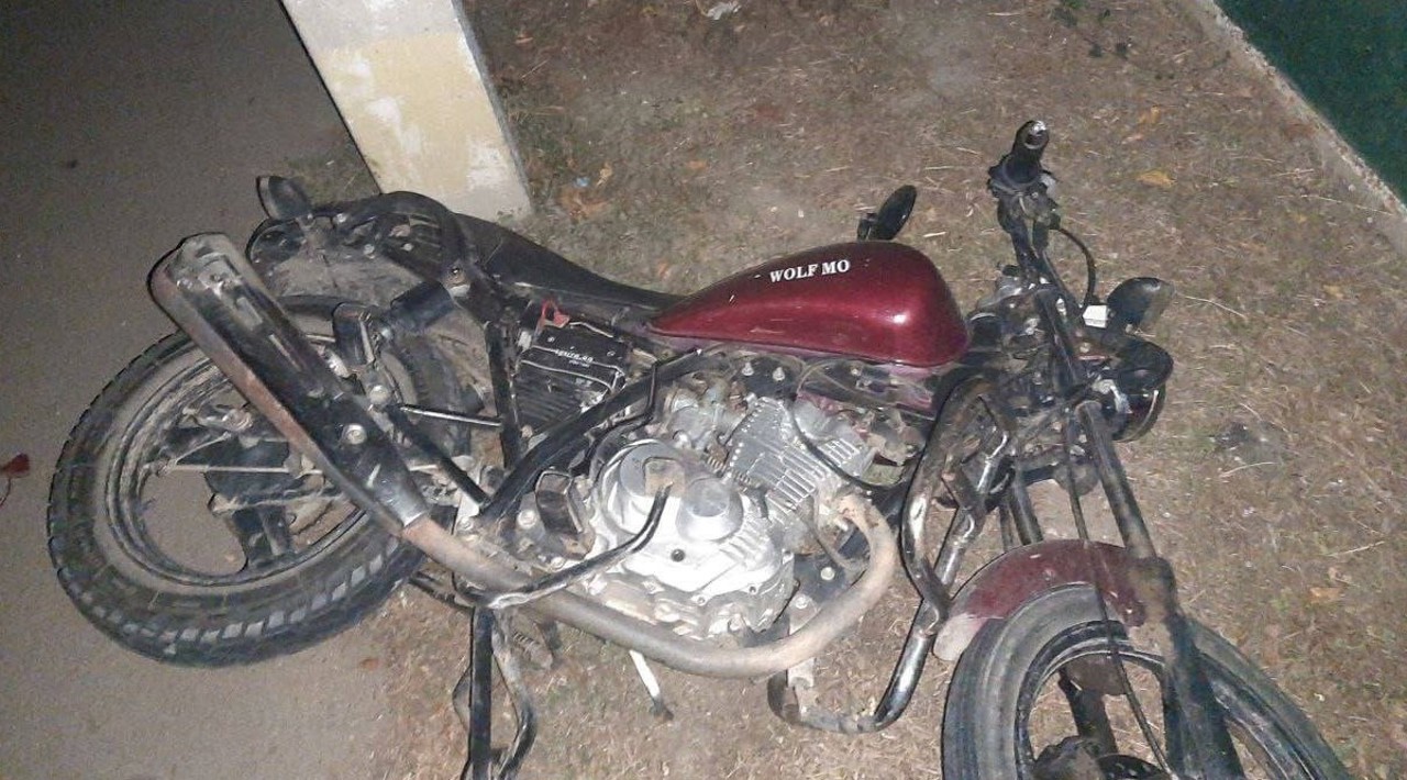 Un bărbat a murit după ce s-a izbit cu motocicleta într-un pilon electric