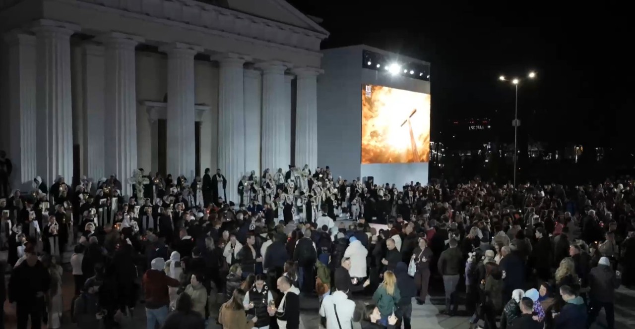 Numeroși enoriași au venit să ia Lumină Sfântă la Catedrala Mitropolitană „Nașterea Domnului”: „O bucurie mare în suflet”