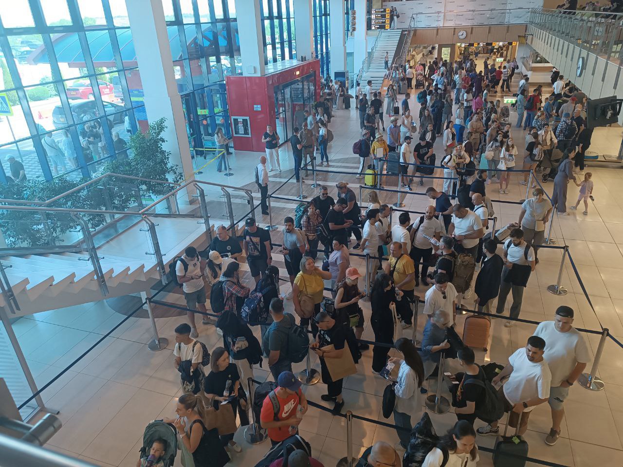 Aeroportul Internațional Chișinău este plin de călători care merg în vacanțe